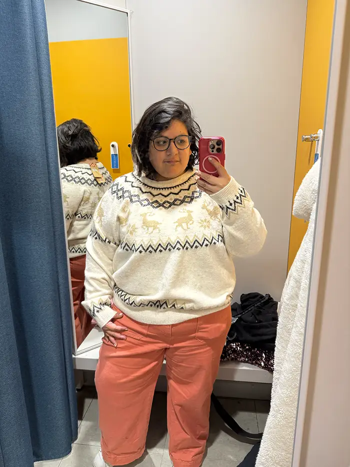 Pull de Noël Primark en maille (motif cerfs Fair Isle) grande taille 2XL, porté pour l'essayage.