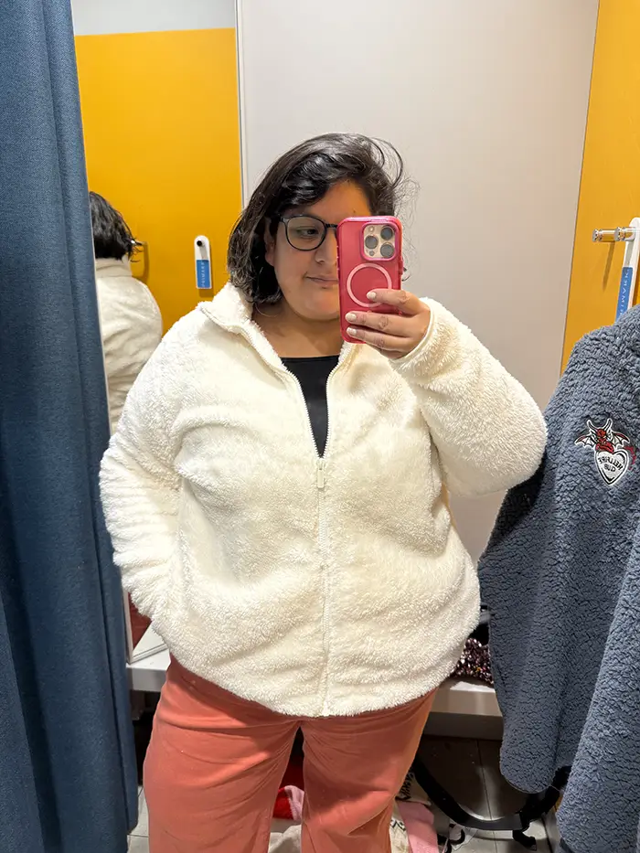 Veste polaire zippée Primark grande taille 2XL crème, essayée sur un pantalon corail en cabine.