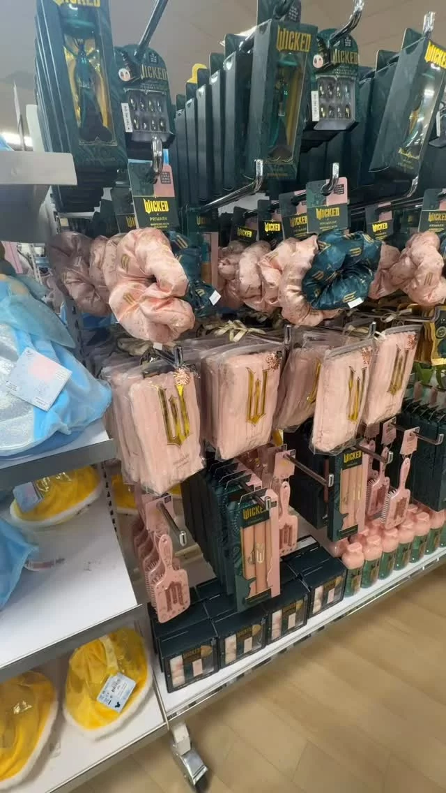 La collection wicked toujours au Primark , à Charleroi en ce moment (je ne l’ai pas vue à Mons et bxl ) #wicked #primark #noel #wickedthemusical