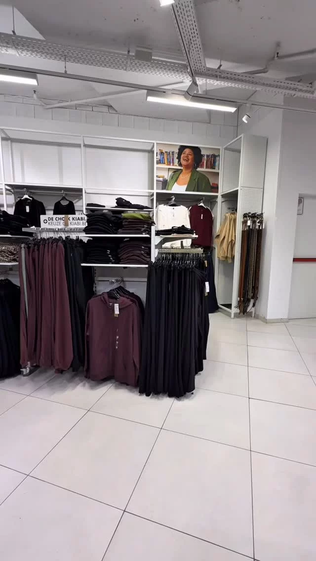 Visite au Kiabi BXL centre + essayages. Passage dans le rayon grande taille. Alors je suis allée voir si il y avait des nouveautés et si le rayon curvy etait fourni. Sans surprise rien d’extraordinaire. Je vous montre ce qu’il en est en date du 07.11 et j’ai quand même trouvé une petite veste dans le rayon standard . Standard oui oui. Je vous montre ça en fin de vidéo . #kiabi #grandetaille #curvy #grandetaillevêtements #petitegrandetaille